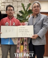  '반듯한 군위 만들라'…장욱 前 군수, 김진열 예비후보 찾아 '필승 기원'