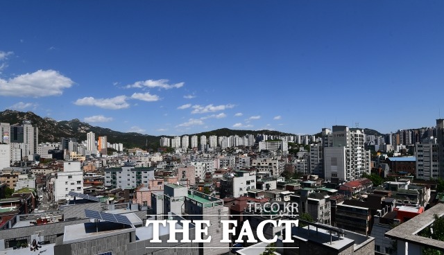 최근 5년 동안 중간 소득 가구가 전국에 있는 주택을 구입할 수 있는 여력이 크게 떨어진 것으로 나타났다. 사진은 서울 은평구 도심 인근. /이동률 기자