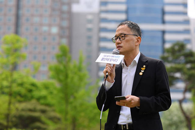 박주민 더불어민주당 의원이 24일 오전 서울 여의도공원에서 기자회견을 열고 6·1 지방선거 서울시장 출마선언을 하고 있다. / 박주민의원실 제공