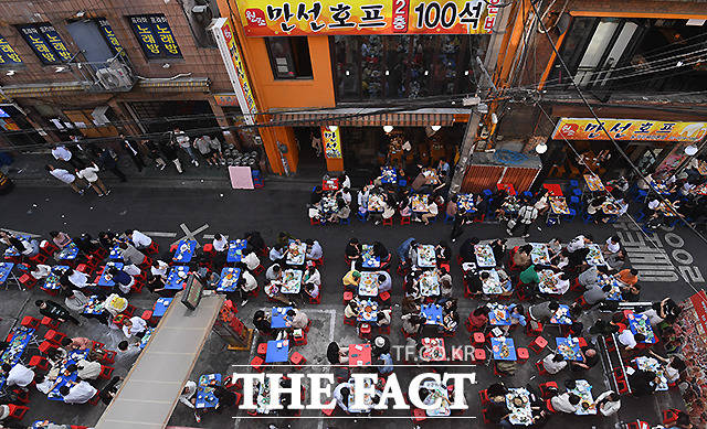 24일 오후 서울 중구 을지로 노가리 골목 노천 술집이 시민들로 만석을 이루고 있다.