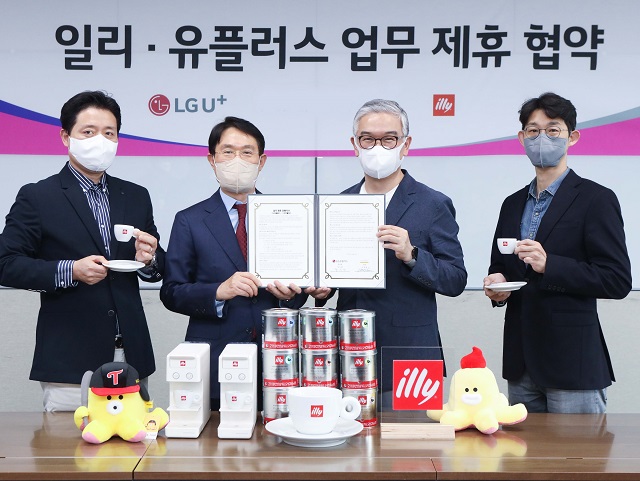 LG유플러스는 지난 22일 서울 용산구 소재 LG유플러스 사옥에서 일리 커피의 한국 유통사인 큐로홀딩스와 업무협약을 체결했다. /LG유플러스 제공