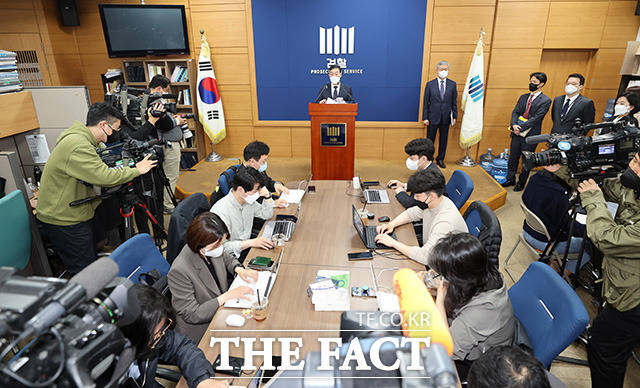 여야의 검수완박 중재안 수용에 반발하며 사의를 밝힌 김오수 검찰총장이 25일 오전 서울 서초구 대검찰청 기자실에서 열린 간담회에서 발언하고 있다. /남용희 기자(현장풀)