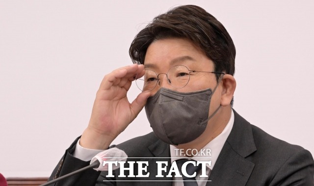 권성동 국민의힘 원내대표가 25일 서울 여의도 국회에서 열린 최고위원회의에서 선거 범죄, 공직자 범죄에 대해서는 국민들의 지적과 뜻이 모일 수 있도록 여야가 머리를 맞대서 재논의할 필요가 있다고 말했다. /이선화 기자