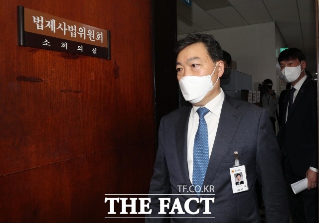 김오수 검찰총장이 19일 오후 국회에서 열린 법제사법위원회 법안심사제1소위원회 회의에 출석해 ‘검수완박’ 법안 입법과 관련한 의견을 내기 위해 회의실에 들어서고 있다. /국회=남윤호 기자(현장풀)