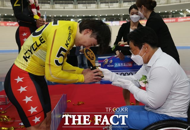 대상경륜 시상식에서 2016년 리우데자네이루 패럴림픽 핸드 사이클 은메달리스트인 이도연(오른쪽) 선수가 1위 시상자로 참석해 우승트로피를 전달하고 있다./경주사업총괄본부 제공