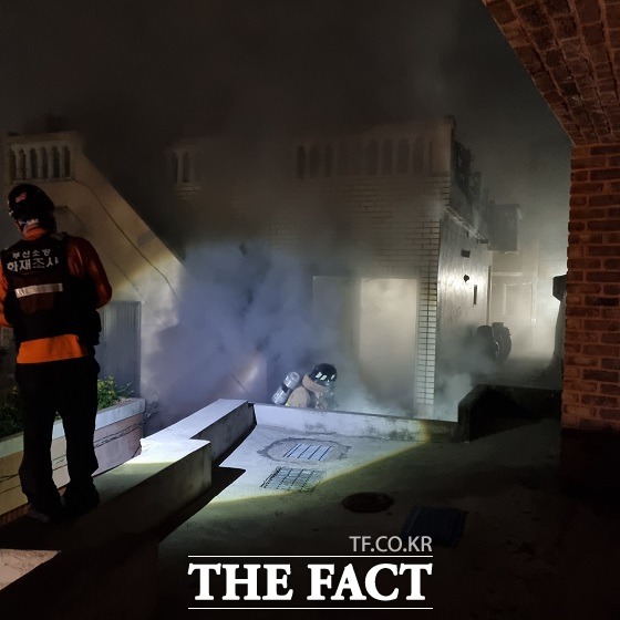 25일 오전 2시쯤 부산 동구 초량동 2층 짜리 주택 1층에서 불이 났다./부산경찰청 제공.