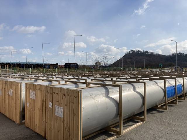 ㈜세아제강이 삼성물산과 카타르 LNG 프로젝트향 1720억 원 규모의 스테인리스 용접강관 공급 계약을 체결했다. 사진은 순천공장에서 생산된 대구경 스테인리스 용접강관. /세아 제공