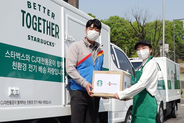 CJ대한통운이 스타벅스와 협력해 서울 매장 정기노선 차량에 친환경 전기배송차를 도입했다. /CJ대한통운 제공