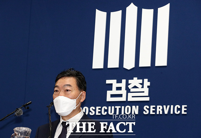 여야의 검수완박 중재안 수용에 반발하며 사의를 밝힌 김오수 검찰총장이 25일 오전 서울 서초구 대검찰청 기자실에서 열린 간담회에서 발언하고 있다. /남용희 기자(현장풀)