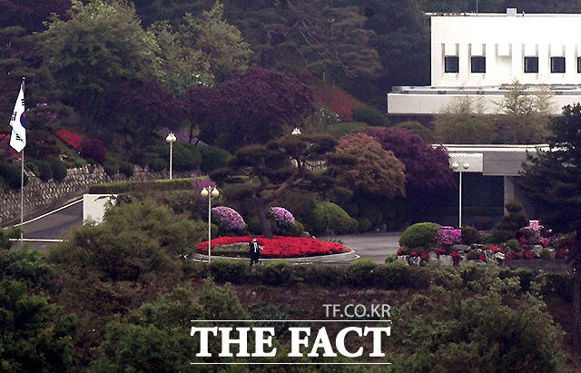 25일 오전 서울 용산구 한남동에서 바라본 외교부 장관 공관 입구에 경호 인력으로 보이는 관계자가 서 있다.