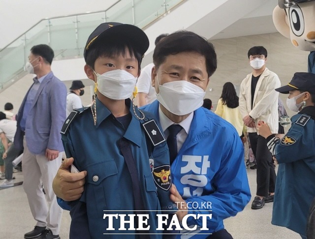 장석웅 전남도교육감 예비후보가 25일 안전한 급식, 학부모 부담 제로화, 마을돌봄 생태계 구축 등 모두가 안심할 수 있는 학교를 만들겠다고 약속했다./ 장석웅 선거사무실 제공