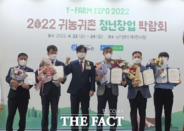 정읍시농업기술센터 전정기 농업정책과장은(사진 오른쪽 3번째) “이번 수상을 발판 삼아 올해부터 운영되는 체재형 가족 실습농장 등을 필두로 귀농 · 귀촌의 최적지인 정읍시를 적극적으로 홍보해 많은 도시민이 찾아올 수 있도록 행정력을 집중하겠다”고 말했다. / 정읍시 제공