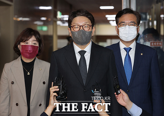 이날 권 원내대표는 박 의장과 비공개 면담을 갖고 검수완박 중재안에 대해 재논의가 필요하다는 입장을 밝혔다. /국회=이선화 기자