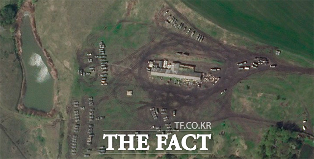 플래닛 랩스 PBC가 제공한 위성사진에 25일(현지시간) 우크라이나 국경 부근 러시아 벨고로드 지역에 러시아 전차와 장갑차들이 배치돼 있다. /벨고로드=AP.뉴시스