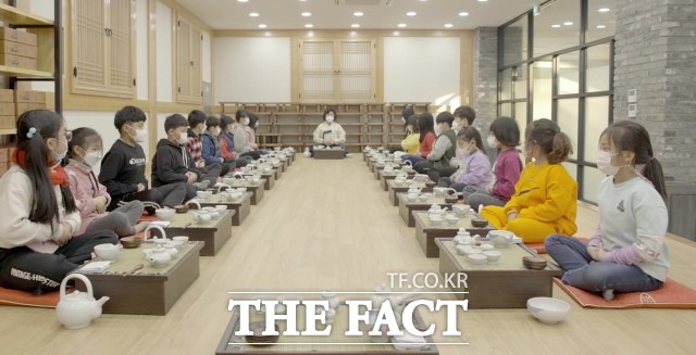 차향 문화관에서는 우리나라 전통문화인 차 예절을 배울 수 있는 다도 교육은 물론, 차의 종류와 효능에 대해서도 배워볼 수 있으며, 야생꽃차 만들기와 디퓨저 만들기, 임산물 먹거리 만들기 등 임산물을 활용한 다채로운 체험도 가능하다. / 정읍시 제공