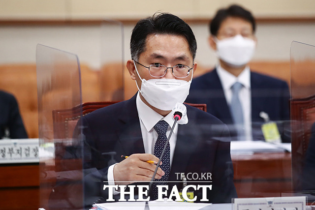 이정수 서울 중앙지검장이 지난해 10월 14일 오전 국회 법제사법위원회에서 열린 서울고등검찰청, 수원고등검찰청 등에 대한 국정감사에서 의원들의 질문에 답변하고 있다./이선화 기자