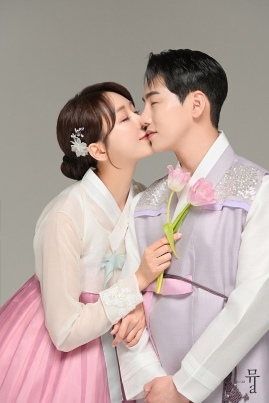 한영과 박군(왼쪽부터)이 26일 서울 모처에서 결혼한다. /생각엔터테인먼트 제공