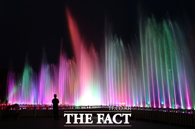 화려한 조명과 음악의 조화로 시민과 관광객들에게 큰 인기를 끌고 있는 음악분수 앞에서는 한 어린이가 아빠의 카메라 앞에서 깡충깡충 뛰며 자세를 취한다. / 정읍시 제공