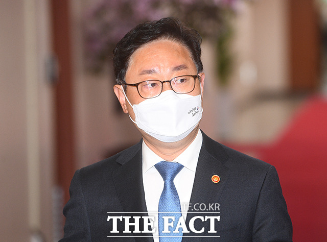박범계 법무부 장관이 26일 오전 서울 종로구 정부서울청사에서 열린 화상 국무회의에 참석하고 있다. /이동률 기자