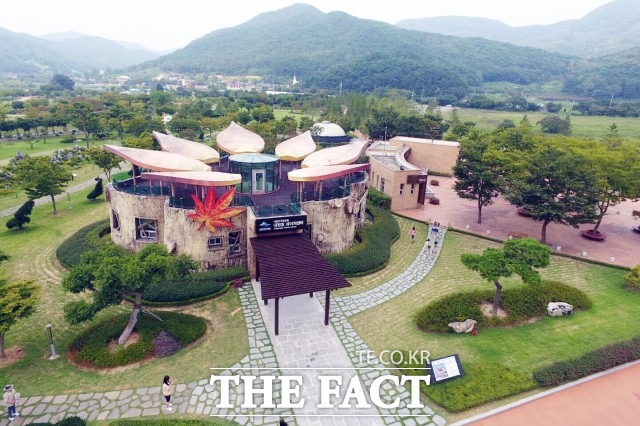 빼곡하게 늘어선 단풍나무의 무성한 잎들에서 쏟아져 나오는 음이온과 초록빛 가득한 단풍잎은 보는 것만으로도 힐링이 된다. 시가지와 가까운 곳에서 유유자적 평화롭게 봄꽃과 초록 단풍 구경을 즐기고 싶다면 내장산 방면에 자리한 단풍생태공원을 추천한다. / 정읍시 제공