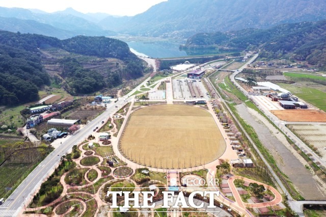 코로나19로 지친 몸과 마음을 위로하며 온전히 봄을 느낄 수 있는 최적의 여행지 조건을 갖추고 있는 곳은 어딜까？ 일상 회복이 본격화됨에 따라 정읍시가 가족과 함께하는 최적의 힐링 장소인 ‘내장산 문화광장’ 일대를 소개한다. / 정읍 = 곽시형 기자