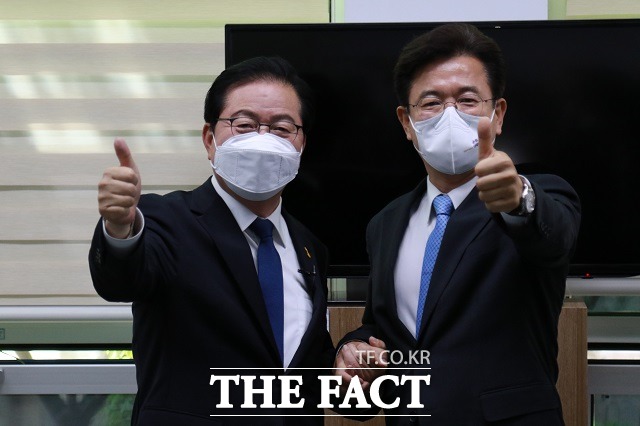 장종태(사진 왼쪽) 전 대전 서구청장이 26일 대전시의회에서 기자회견을 마친 뒤 허태정 대전시장과 함께 엄지 손가락을 펼치고 있다. / 대전 = 김성서 기자