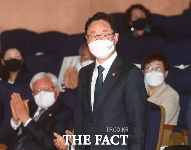 박범계 법무부 장관이 25일 오전 서울 종로구 정부서울청사에서 열린 제59회 법의 날 기념식에 참석하고 있다. /이동률 기자