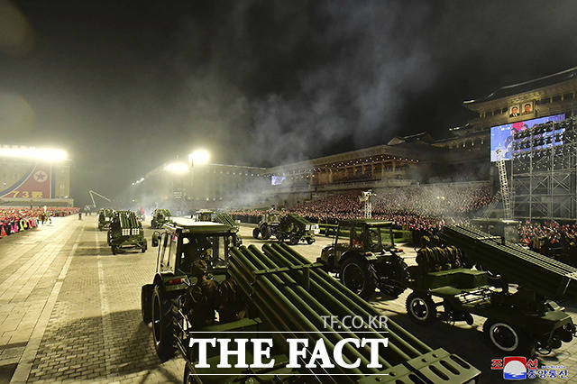 지난해 9월 창건 73돌 경축 민간·안전 무력 열병식 당시북한 군인들이 퍼레이드를 하는 모습. / 평양=AP.뉴시스