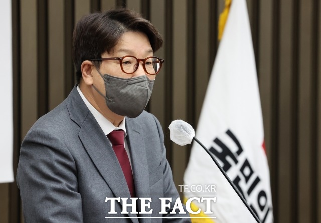 국민의힘 권성동 원내대표가 26일 국회에서 열린 긴급 의원총회에서 발언하고 있다. /국회=이선화 기자