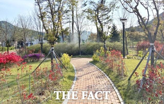 정읍시 관계자는 “앞으로도 조경수 병해충 예찰 방제 등 쾌적한 조경 환경 유지 관리로 시민 서비스의 질적 향상은 물론, 정읍시 대표 관광지로서 경쟁력을 높일 수 있도록 최선을 다 하겠다”고 말했다. / 정읍시 제공