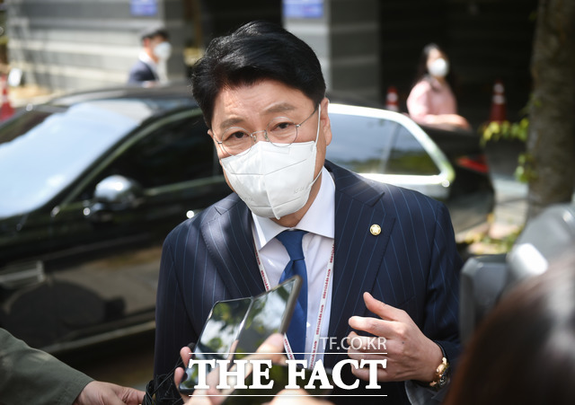 윤석열 대통령 당선인 측은 27일 더불어민주당이 강행을 예고한 이른바 검수완박 입법에 대해 지방선거 때 국민투표를 하는 방안을 윤 당선인에게 제안하겠다고 밝혔다. 장제원 당선인 비서실장이 26일 서울 종로구 통의동 인수위 사무실 앞에서 취재진 질문에 답하는 모습. /인수위사진기자단