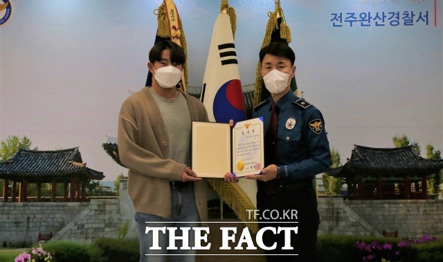 전주완산경찰서는 완산구 소재 마전교 다리 난간에서 뛰어내리려한 자살기도자를 설득하고 구조한 시민에게 감사장과 함께 고마움을 전달했다고 27일 밝혔다. /전주완산서 제공