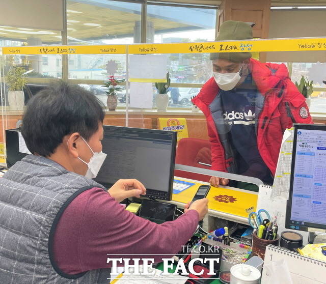 장성군의 인공지능 통‧번역 서비스가 다문화가정 주민과 외국인들에게 큰 호응을 얻고 있다./장성군 제공