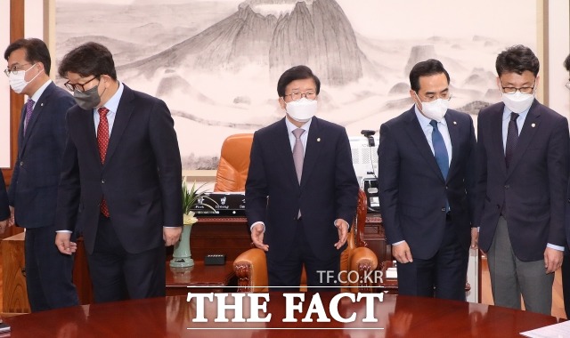 국회 본회의가 27일 소집되면서 검수완박을 둘러싼 전운이 국회에 감돌고 있다. 권성동 국민의힘 원내대표, 박홍근 더불어민주당 원내대표가 27일 오후 서울 여의도 국회 의장실에서 검수완박 법안과 관련해 박병석 국회의장과 회동을 앞두고 기념촬영을 마친 뒤 자리로 향하고 있다. /이선화 기자