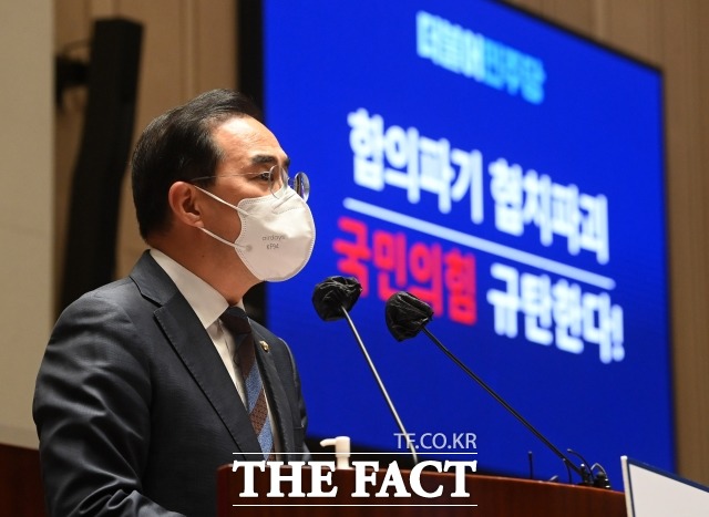 더불어민주당은 27일 윤석열 대통령 당선인 측이 검수완박 법안을 국민투표로 추진하겠다는 소식에 격앙된 반응을 보였다. 지난 26일 의총에서 발언하는 박홍근 원내대표. /이선화 기자