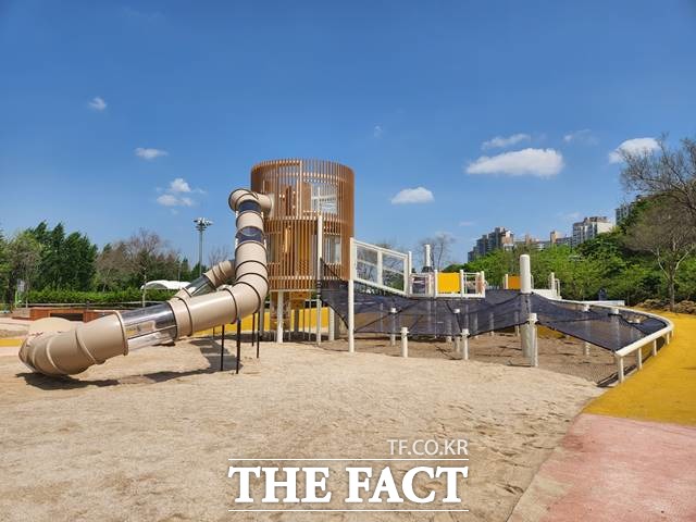 서울시가 동남권에 해당하는 강동구 광나루 한강공원에 제1호 거점형 어린이놀이터를 30일 준공한다고 밝혔다. /서울시 제공