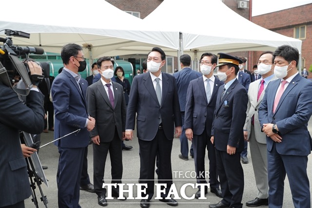 윤석열 대통령 당선인이 28일 천안역을 방문해 GTX-C노선의 천안·아산 연장 등 지역 현안에 대한 목소리를 청취했다. / 천안시 제공