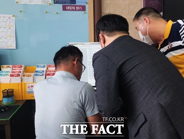 2022년 2차 도박중독 예방 캠페인에서 현장 상담을 진행하고 있는 캠페인 관계자와 시민./스포츠토토코리아 제공