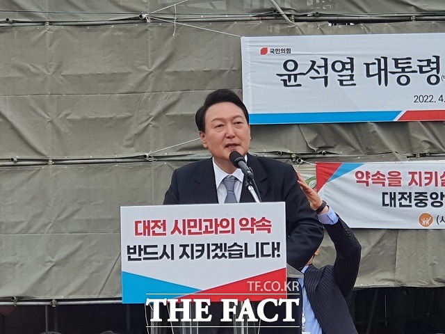 윤석열 대통령 당선인이 28일 은행교에서 시민들에게 인삿말을 전하고 있다. / 대전 = 김성서 기자