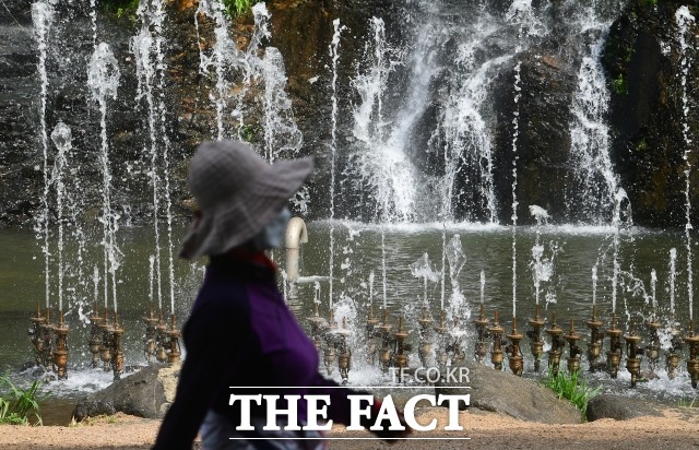 금요일인 오늘(29일)은 전국이 대체로 흐린 가운데 기압골의 영향으로 새벽부터 아침 9시 사이 전국에 비가 오는 곳이 있겠다. /더팩트 DB