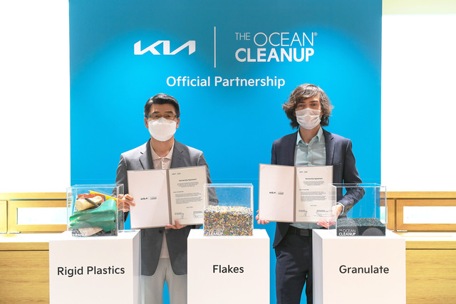 기아가 네덜란드 비영리단체 오션클린업과 지속가능한 지구를 만들어 나가기 위한 파트너십을 체결했다. /기아 제공