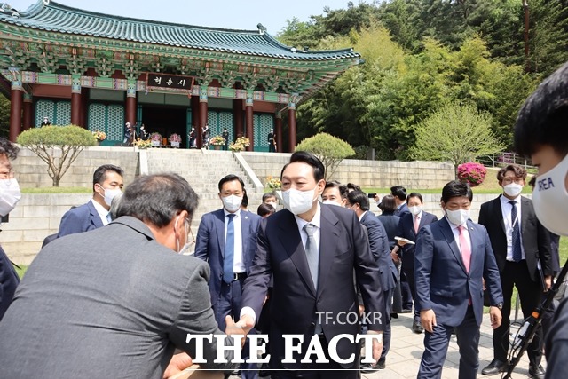 윤석열 당선인이 28일 충남 아산 현충사에서 진행된 충무공 이순신 477주기 다례제에 참석했다. / 충남도청 제공