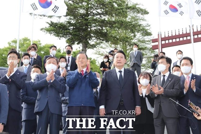 윤 당선인은 예산군 덕산면 충의사에서 참배를 마친 후 정문 계단에서 대한민국 역사에서 모셔야 할 분을 하루 만에 모셔 가슴이 벅차다고 소감을 밝혔다./ 홍문표 국회의원 페이스북 갈무리