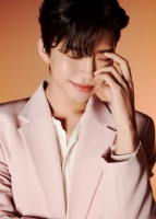  임영웅, 이번에는 핑크 슈트…콘셉트 포토마다 화제