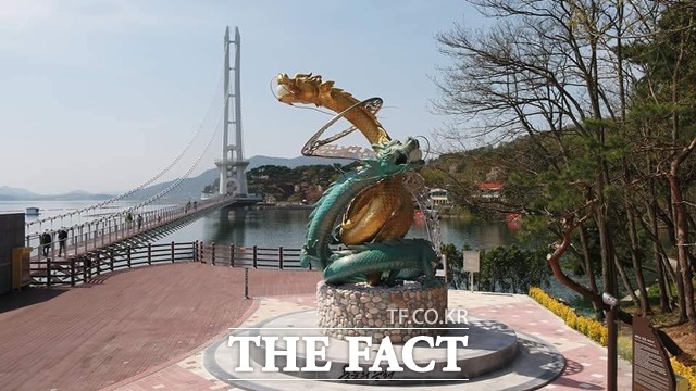 2019년에 개통한 예당호 출렁다리가 개통 첫 해에 2018년 예산군 전체 방문객 수를 뛰어넘는 299만7892명이 방문했다. / 예산 = 최현구 기자