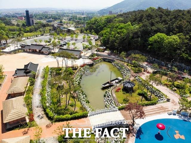 2020년 개장한 내포보부상촌은 지난해 24만명이 넘는 방문객이 다녀가며 새로운 명소로 급부상했다. / 예산군 제공