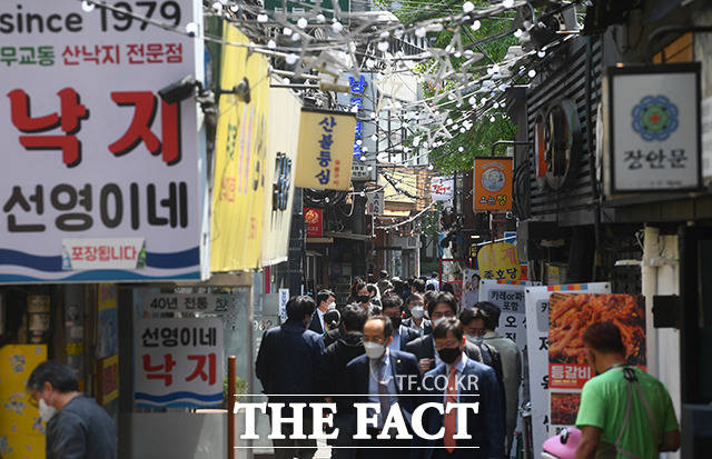 정부가 대통령직인수위원회의 반대에도 실외 마스크 의무를 해제했다. 사회적 거리두기가 전면 해제된 18일 오후 서울 중구 시청역 일대의 식당가가 직장인들로 붐비고 있다. /이동률 기자