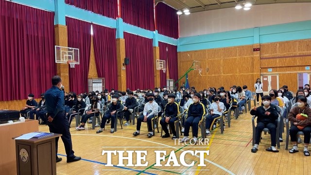 전주완산경찰서는 우전중학교와 근영여고를 방문해 찾아가는 범죄예방교실을 실시했다. /전주완산서 제공