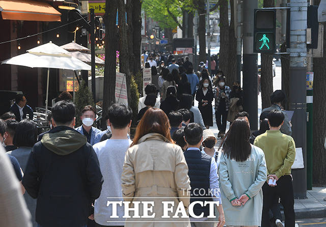 다음주부터 대규모 인원이 모이는 경우를 제외하면 야외에서 마스크 착용 의무가 없어진다. 사회적 거리두기가 전면 해제된 18일 오후 서울 중구 시청역 일대의 식당가가 직장인들로 붐비고 있다. /이동률 기자