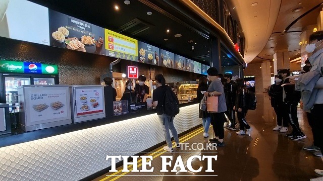 지난 달 25일 서울의 한 극장을 찾은 관객들이 매점 앞에 줄을 서서 팝콘을 구매하고 있다. /이한림 기자
